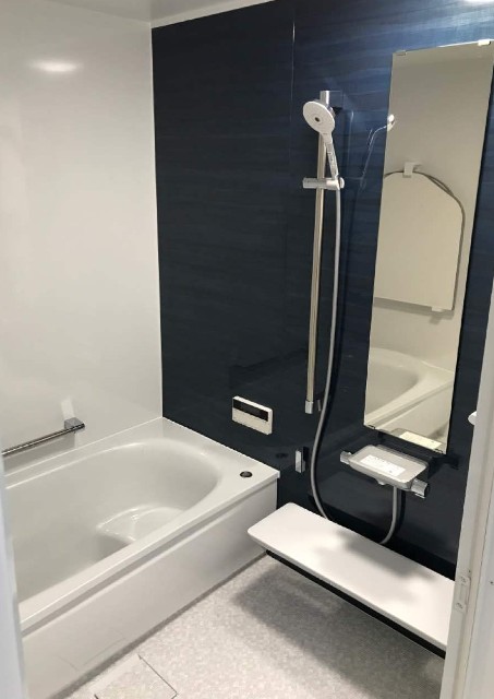 ブルー＆ホワイトの爽やかな浴室と洗面脱衣室イメージ