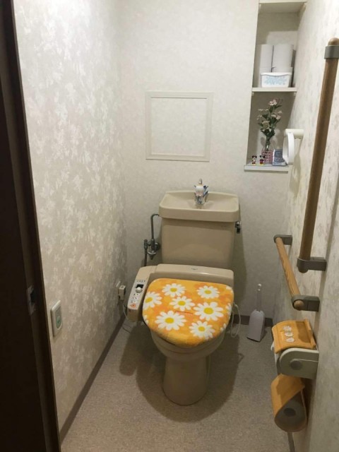 上下でデザインを分けたかわいい花柄のトイレ施工後イメージ１