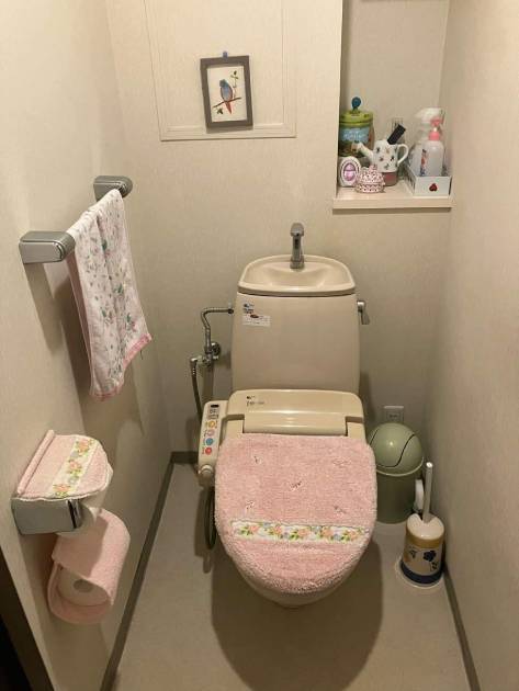 ピンクのトイレが際立つ大人可愛い内装施工後イメージ１