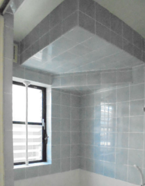 天井の形状に合わせてパネルとシートを巧みに使った階段下の浴室施工後イメージ２
