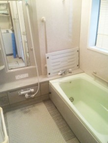 人工大理石浴槽とマテリアルアロマグリーンの鏡面でお手入れ楽々施工後イメージ１