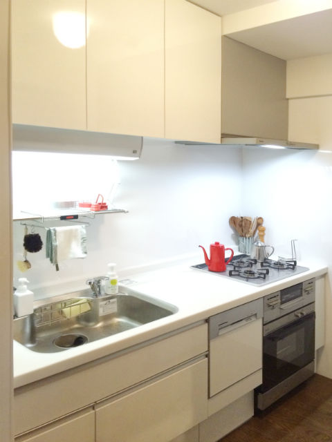 ホワイトで統一された清潔感溢れる明るいキッチン施工後イメージ１