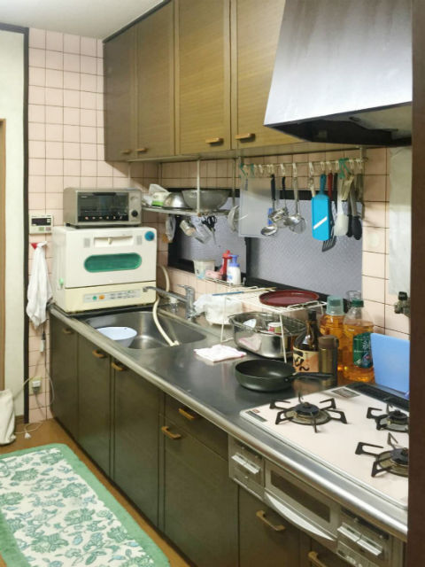 アルベロホワイトとブラックのコントラストが際立つキッチン施工後イメージ１