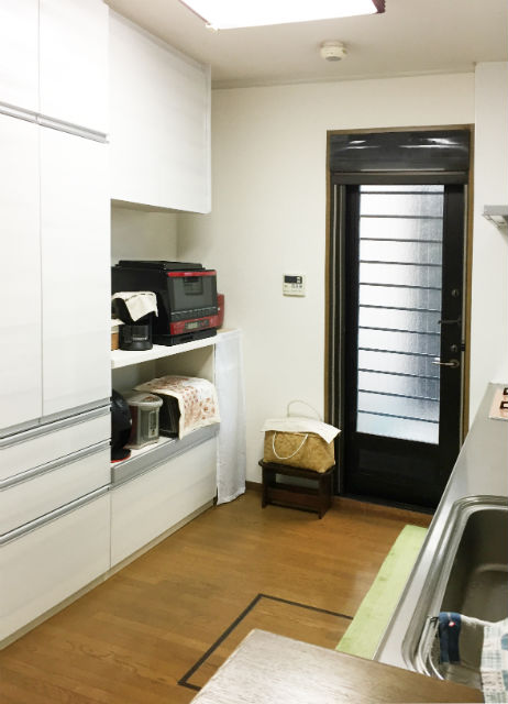 水切り棚とペアウッドホワイトのカップボードでスッキリとしたキッチン周り施工後イメージ２