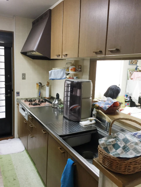 水切り棚とペアウッドホワイトのカップボードでスッキリとしたキッチン周り施工後イメージ１