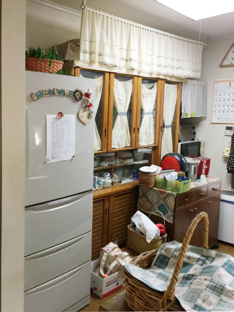 水切り棚とペアウッドホワイトのカップボードでスッキリとしたキッチン周り施工後イメージ２