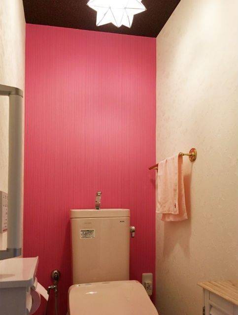 鮮やかなピンクが印象的な可愛らしいトイレ施工後イメージ１
