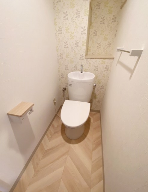 アクセントクロスで奥行きが強調されたトイレ空間イメージ