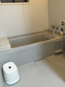 ジオブラウンのアクセントパネルで、高級感の漂うバスルームに施工後イメージ１