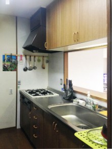 吊戸棚と壁を撤去し、開放的な明るいキッチンへ施工後イメージ１