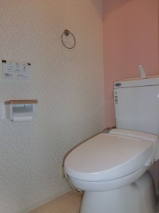 ピンクのアクセントクロスが可愛いトイレ