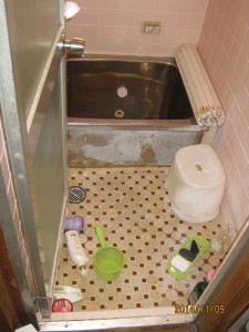施工前：タイル貼りの浴室をパネルでユニットバス風に